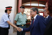 El delegado del Gobierno, Enric Millo, saluda a una representante de los Mossos dEsquadra en Alcanar-ANNA MAYOR