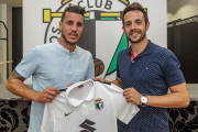 Adrián Cruz y Carlos Álvarez posan con la camiseta del Burgos CF.-SANTI OTERO