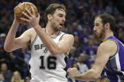 Pau Gasol controla un rebote ante Koufos, de los Sacramento Kings-RICH PEDRONCELLI / AP