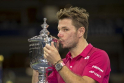 Stan Wawrinka besa el trofeo de ganador del Abierto de EEUU.-USA TODAY
