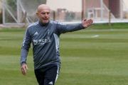 El técnico madrileño dando indicaciones a sus pupilos durante una sesión. SANTI OTERO