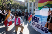 Un grupo de folklore boliviano baila junto al tribunal de justicia de la ONU en La Haya.-EL PERIÓDICO