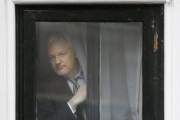 El australiano Julian Assange, desde el interior de la sede de la embajada de Ecuador en Londres. /-KIRSTY WIGGLESWORTH / AP