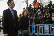 Iñaki Urdangarin y la infanta Cristina llegan, este martes, a la Audiencia de Palma para acudir al jucio del 'caso Nóos'.-EFE / CATI CLADERA