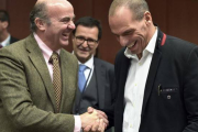 De Guindos y Varoufakis, en la reunión del Eurogrupo del viernes.-Foto:   REUTERS / ERIC VIDAL