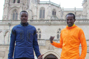 Edris y Merga posan junto a la Catedral, ayer.-CROSS DE ATAPUERCA