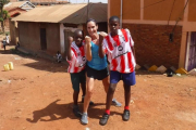 Patricia Campos Doménech, junto a dos niños, en Kajjansi, una pequeña aldea de Uganda donde lleva a cabo su labor solidaria.-