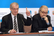 Roberto Alonso y Julián Altable, ayer, en la rueda de prensa en la que explicaron su abandono de UPyD.-ISRAEL L. MURILLO