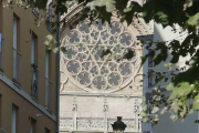 Dos personas fotografían la Catedral de Burgos.-ISRAEL L. MURILLO