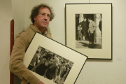 Leo Pérez, con dos de sus fotografías.-Raúl Ochoa