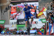 El francés Rémi Cavagna levanta los brazos en la meta de Toledo.-AFP