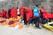 nmigrantes rescatados de una patera, en el puerto de Tarifa (Cádiz), el viernes.-A CARRASCO RAGEL