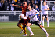 Valcarce pugna con un rival. TOMÁS ALONSO