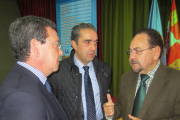 Imagen de archivo de Ángel Guerra con el presidente provincial, César Rico, y el alcalde de Roa, David Colinas