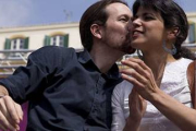 El secretario general de Podemos, Pablo Iglesias, y la candidata a presidir la Junta, Teresa Rodríguez, en el acto político de Málaga, este sábado.-Foto: EFE / JORGE ZAPATA