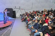El jienense Mario López obraba ayer sus ‘Pequeños milagros’ al abrigo del Iglú Mágico. Repite hoy sábado y el domingo.-ISRAEL L. MURILLO