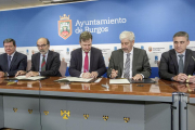 El alcalde, Javier Lacalle, y los socios de Cetabsa firmaron el acuerdo de colaboración económica para financiar las obras.-SANTI OTERO