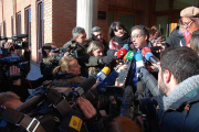El letrado de la Fundación Clara Campoamor atendió a los numerosos periodistas concentrados ayer en los juzgados de Aranda.-L.V.