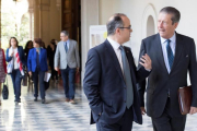 Mayor Zaragoza y Turull, antes de la presentación de la comisión independiente para la mediación y el diálogo.-EL PERIODICO (EFE / MARTA PÉREZ)