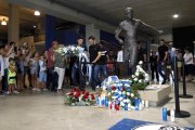 Aficionados del Espanyol desfilan por la puerta 21 para rendir su homenaje a Jarque.-RCD ESPANYOL