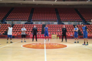Jugadores y cuerpo técnico del San Pablo guardan un minuto de silencio antes del entrenamiento de ayer. TWITTER / @SANPABLOBURGOS