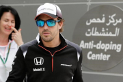 Fernando Alonso, llegando al circuito de Baréin.-AP / HASAN JAMALI