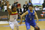 Fitipaldo supera por velocidad a Albicy en un lance del partido del pasado sábado con el Andorra.-SANTI OTERO