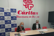 Mónica Rius Aymamí, directora de la Fundación Michelín y Jorge Simón, director de Cáritas de Burgos firmando el convenio.