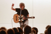 El cantautor Pedro Guerra en un momento del concierto.-RAÚL G. OCHOA