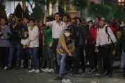 Adeptos a Carlos Mesa fueron registrados este lunes al enfrentarse con la policía en La Paz.-EFE
