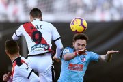Saúl (d) remata un balón ante la oposición de Raúl De Tomás.-AFP