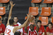 Brandon Gould finta un pase en el partido ante La Flecha.-SANTI OTERO
