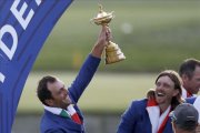 Molinari levanta el trofeo de la Ryder en presencia de su compañero Fletwood-ALASTAIR GRANT (AP)