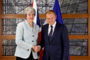 Theresa May (izquierda) con Donald Tusk, en Bruselas, este viernes 24 de noviembre.-EFE / CHRISTIAN HARTMANN
