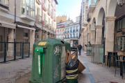 Contenedor de vidrio instalado junto a un soterrado que está precintado en la calle Sombrerería.
