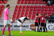 Los jugadores del Mirandés celebran un gol ante la desolación de los jugadores del Tudelano, ayer.-JOSÉ ESTEBAN EGURROLA