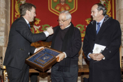 El alcalde entregael Báculo de Oro a Antonio Giménez Rico.-SANTI OTERO
