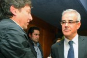 El portavoz del PP en el Ayuntamiento de Ponferrada, Juan Elicio Fierro (D), junto al actual alcalde y candidato del PSOE a las elecciones municipales Samuel Folgueral (I),-Ical