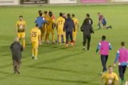 Jugadores de la Ponferradina protestando al árbitro por la decisión-/ PERIODICO (TWITTER)