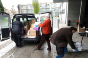 Los investigadores cargan la furgoneta con el material donado para uso sanitario. UBU