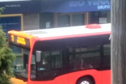 Conductor con mascarilla y guantes en la Avenida de la Paz. ECB