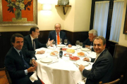 El rey Juan Carlos, junto a Rajoy y los expresidentes José María Aznar, Felipe González y José Luis Rodríguez Zapatero, en Casa Lucio, anoche.-Foto: EFE / DIEGO CRESPO