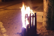 La papelera ardiendo al lado de uno de los árboles del Castillo. POLICÍA LOCAL