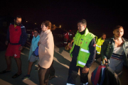 Algunas de las personas evacuadas, anoche, tras el socavón en una carretera de Teno (Tenerife).-DESIREE MARTIN / AFP