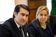 La vicepresidenta y consejera de Empleo, Rosa Valdeón, y el consejero de Fomento y Medio Ambiente, Juan Carlos Suárez-Quiñones, mantienen una reunión con los presidentes de las diputaciones provinciales para tratar temas de servicios en el ámbito rural.-ICAL
