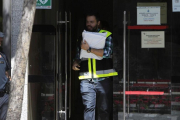 Agentes policiales llevando a cabo un registro.-EFE
