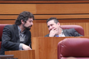 El procurador de UPL, Luis Mariano Santos, y el procurador de Izquierda Unida José Sarrión, conversan durante el Pleno de las Cortes de Castilla y León-ICAL