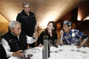 Lam King Min (izquierda), del canal Guangdong Television, con la concursante Rene Dai y el actor Cheung Tak Ming. Detrás, el enólogo de la Bodega Otazu Luis Ruiz.-EFE / JESÚS DIGES