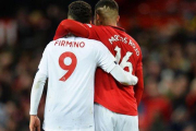 Roberto Firmino (Liverpool) y Marcos Rojo (Manchester United) se felicitan al final del duelo de Old Trafford.-EFE / PETER POWELL