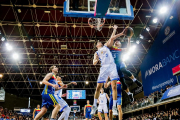 Huskic intenta frenar el avance de Rafa Luz, ayer, en Andorra.-ACB PHOTO / ALBERT MARTÍN